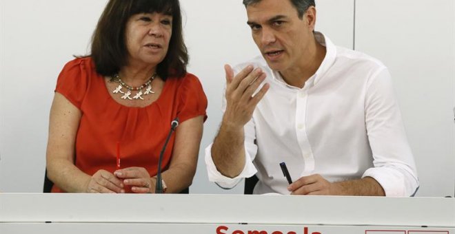 El secretario general del PSOE, Pedro Sánchez, junto a Cristina Narbona, en la reunión de la Ejecutiva Federal del partido.- EFE