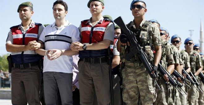 Soldados bajo arresto acusados de participar en el intento de golpe de Estado del pasado 15 de julio de 2016 en Turquía, llegan conducidos por militares al tribunal del centro penitenciario de Sincan, en Ankara.- EFE/Tumay Berkin