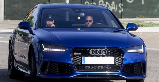 El delantero brasileño del FC Barcelona, Neymar da Silva, a su llegada a la Ciudad Deportiva Joan Gamper. EFE/Quique García