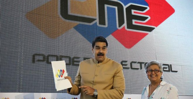 Fotografía cedida por la oficina de prensa del Palacio de Miraflores que muestra al presidente de Venezuela, Nicolás Maduro, junto a la presidenta del Consejo Nacional Electoral (CNE), Tibisay Lucena.- EFE/PRENSA MIRAFLORES