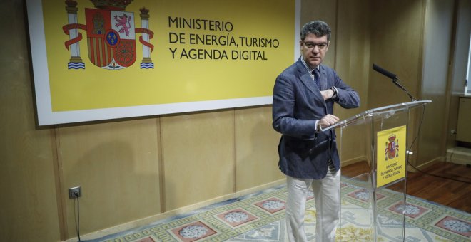 El ministro de Energía, Álvaro Nadal,en una rueda de prensa ofrecida en la sede de su departamento en Madrid. EFE/Emilio Naranjo