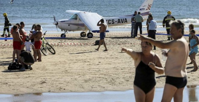 Dos bañistas mueren en una playa de Lisboa tras ser arrollados por una avioneta. EFE