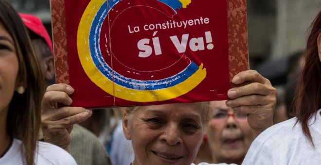 Simpatizantes del Gobierno participan en una concentración a favor de la constituyente en Caraca. EFE/Nathalie Sayago