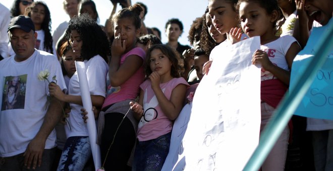 Niños lloran en el funeral de Vanessa dos Santos, niña de 10 años alcanzada por las balas en un tiroteo entre narcotraficantes y agentes de policía /REUTERS (Ricardo Moraes)