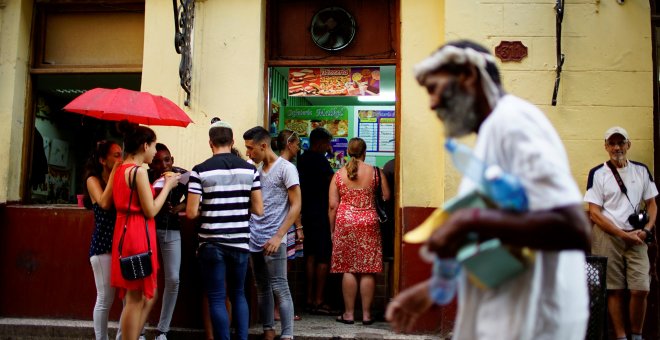 Gente pasa alrededor de un restaurante privado en La Habana, Cuba /REUTERS (Alexandre Meneghini)