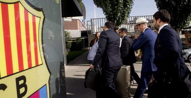 Los representantes de Neymar a su llegada a las oficinas del FC Barcelona donde han pagado los 222 millones de euros que cuesta rescindir el contrato del jugador. EFE