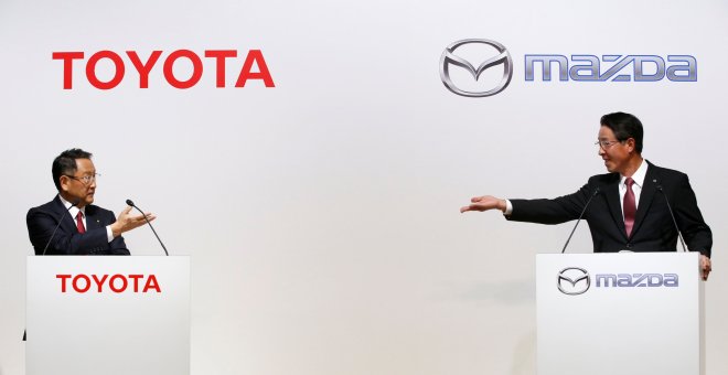 Los presidentes de Toyota, Akio Toyoda, y de Mazda, Masamichi Kogai, en la rueda de prensa en Tokio en la que han presentado su alianza. REUTERS/Kim Kyung-Hoon