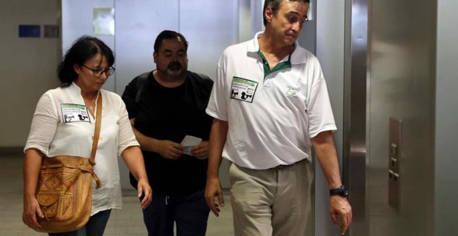 Tres miembros del comité de empresa de Eulen, la empresa encargada de los controles de seguridad en el Aeropuerto de Barcelona-El Prat, a su llegada a la reunión con la compañía. EFE/Toni Albir