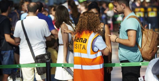 La situación en los accesos de seguridad del Aeropuerto de Barcelona es a estas horas de práctica normalidad, con colas máximas de unos veinte minutos, a pesar de que entre las 16:30 y las 17:30 horas los vigilantes de la empresa Eulen, encargada de este