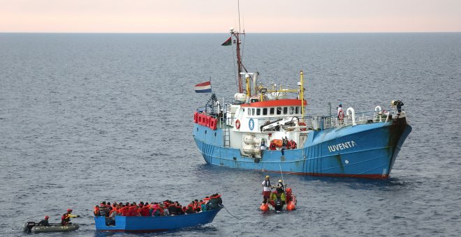 Migrantes son rescatados en las costas de Libia.REUTERS/Stefano Rellandini