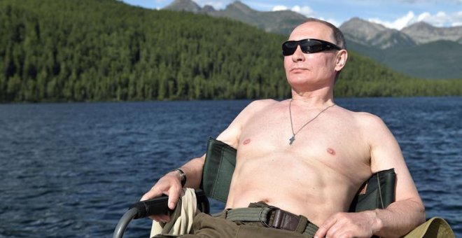 El presidente ruso Vladimir Putin durante un viaje de pesca en la cascada de los lagos de montaña durante sus vacaciones.- SPUTNIK.