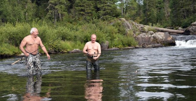 El presidente ruso, Vladimir Putin, pesca junto al líder de la  república de Khakassia, Viktor Zimin, durante sus vacaciones de verano.- SPUTNIK