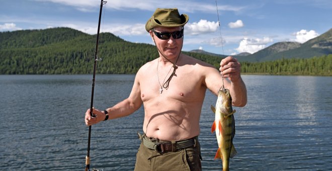 Vladimir Putin posa con un pez durante sus vacaciones de verano. SPUTNIK