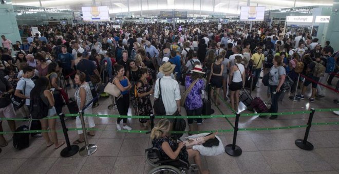 Las colas para acceder al control de seguridad del Aeropuerto de Barcelona-El Prat continúan debido a la huelga de los trabajadores de Eulen.- EFE/Quique García