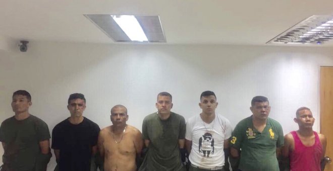 Imagen difundida por el Gobierno de Venezuela de los siete detenidos que supuestamente han participado en el asalto a un cuartel militar.