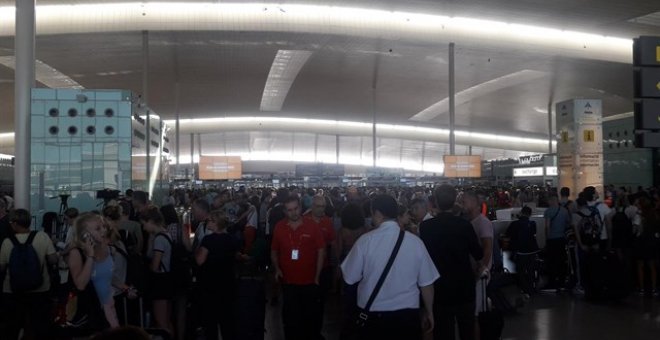 Viajeros en el aeropuerto de El Prat. E.P.