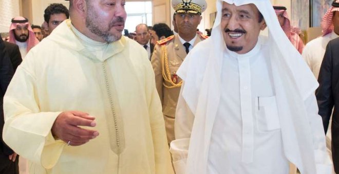 El rey de Marruecos, Mohamed VI (d) junto al rey saudí en una recepción oficial en el palacio de verano en Marruecos del segundo.