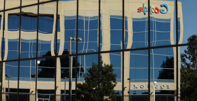 El logo de Google, reflejado desde las oficinas de enfrente de su edificio en Irvine, California. REUTERS/Mike Blake