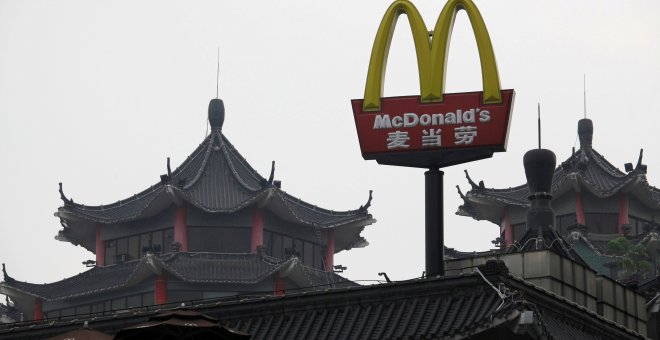 Un cartel de un restaurante McDonald's junto a una casa tradicional china en la localidad of Shenzhen, donde se abrió el primer establecimiento de la cadena de comida rápida. REUTERS/Bobby Yip