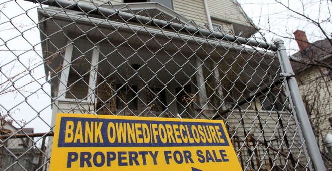 Cartel de una vivienda desahuciada por un banco en la localidad de Bridgeport, en el Estado de Connecticut. AFP/Spencer Platt