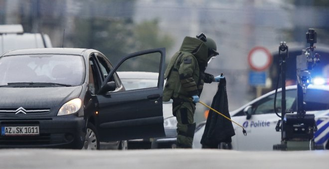 Un artificiero de la Policía belga inspecciona el interior del coche cuyo conductor ha sido detenido tras sospechar que llevaba explosivos.- REUTERS