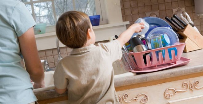Un niño colaborando en las tareas de la casa / THINKSTOCK