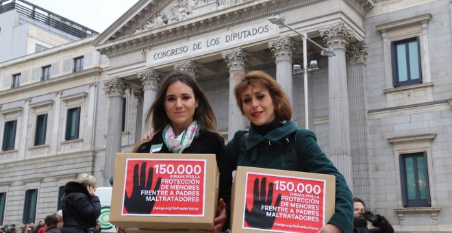 Foto de Juana Rivas frente al Congreso de los Diputados. EUROPA PRESS