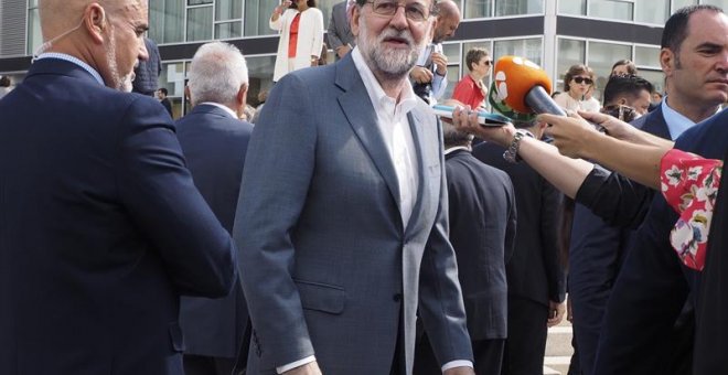 El presidente del Gobierno , Mariano Rajoy, a su llegada a la localidad de Chantada donde asistió a la conmemoración del 40 aniversario del grupo hotelero Hotusa. EFE/Eliseo Trigo