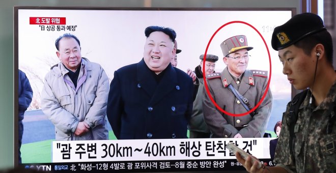 Un soldado surcoreano observa la transmisión de un noticiero reportando sobre Corea del Norte en una estación en Seúl (Corea del Sur). EFE/JEON HEON-KYUN