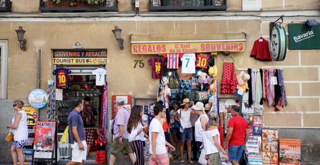Varios turistas en una tienda de recuerdos en el centro de Madrid. REUTERS/Paul Hanna