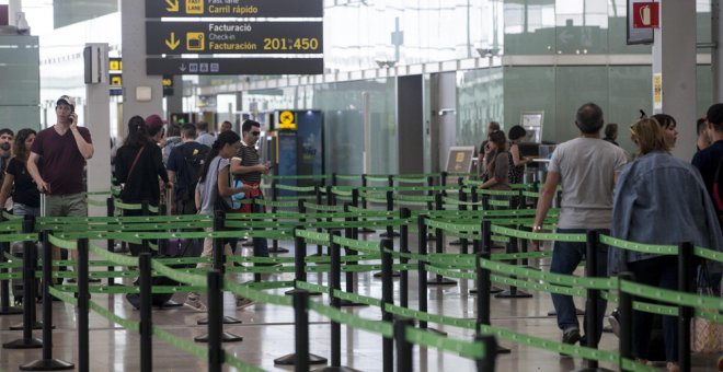 Aspecto de los accesos a los mostradores de facturación del Aeropuerto de Barcelona-El Prat durante esta mañana, en una jornada decisiva para desbloquear el conflicto ya que los trabajadores votan en asamblea la propuesta de la Generalitat aceptada por la