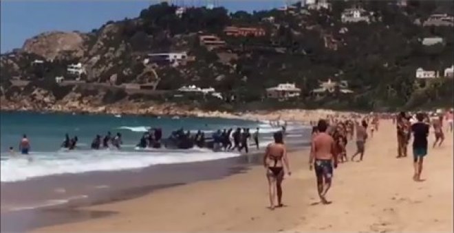 Imagen de la patera en la playa de Zahara de los Atunes, Cádiz.- E.P.