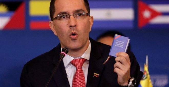 El ministro de Asuntos Exteriores de Venezuela, Jorge Arreaza, levanta la Constitución venezolana en una intervención en una reunión de la alianza ALBA-TCP en Caracas REUTERS / UESLEI MARCELINO