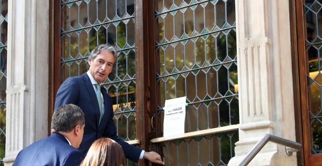 El ministro de Fomento, Íñigo de la Serna, a su llegada a la delegación el Gobierno en Barcelona donde se ha celebrado la reunión del Comité de Crisis del aeropuerto de El Prat / EFE