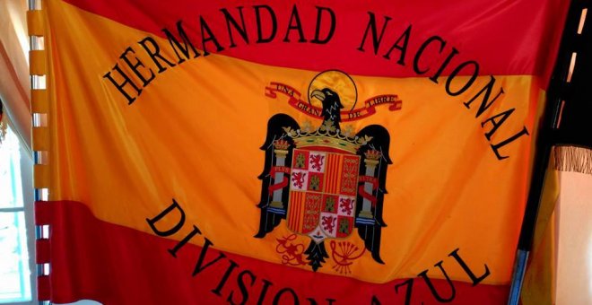 Banderas franquistas y muñecos con simbología nazi de la Fundación División Azul, una organización registrada bajo el gobierno de Felipe González.