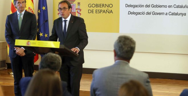 El ministro de Fomento, Íñigo de la Serna, y el conseller de Territorio de la Generalitat de Cataluña, Josep Rull, tras la reunión mantenida en Barcelona, para abordar la situación en el aeropuerto de El Prat. EFE/Toni Albir