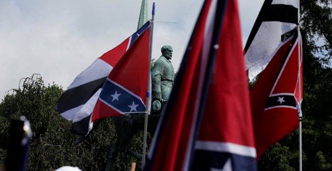 Banderas confederadas frente a la estatua de Robert E.Lee en Charlottesville./REUTERS