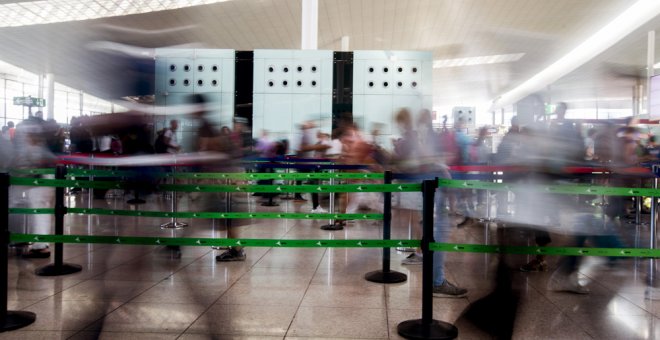 Controles de seguridad del aeropuerto de Barcelona-El Prat. EFE/Quique García