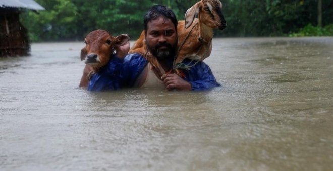 Al menos 600 turistas atrapados por las inundaciones en Nepal. EFE/EPA/NARENDRA SHRESTHA
