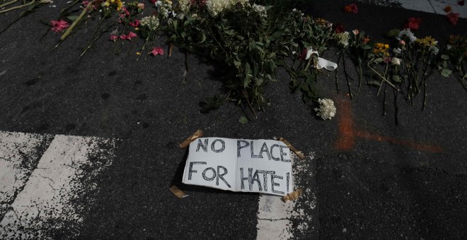 Flores y un cartel que pone 'No hay lugar para el odio', en la calle de Charlottesville donde un supremacista embistió con su vehículo contra una marcha anti-racista, provocando un muerto. REUTERS/Justin Ide