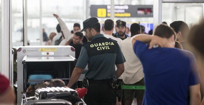 Agentes de la Guardia Civil realizan tareas de control de seguridad ante las puertas de embarque en el aeropuerto de Barcelona, tras iniciarse a medianoche la huelga indefinida de los trabajadores de Eulen. EFE/Quique García