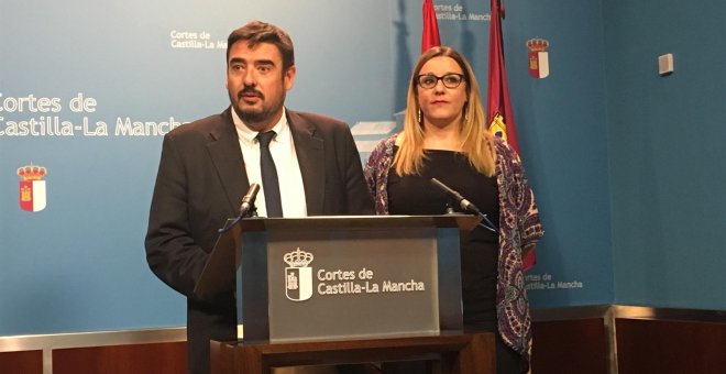 Los diputados Rafael Esteban (PSOE) y María Díaz (Podemos) en rueda de prensa este lunes.