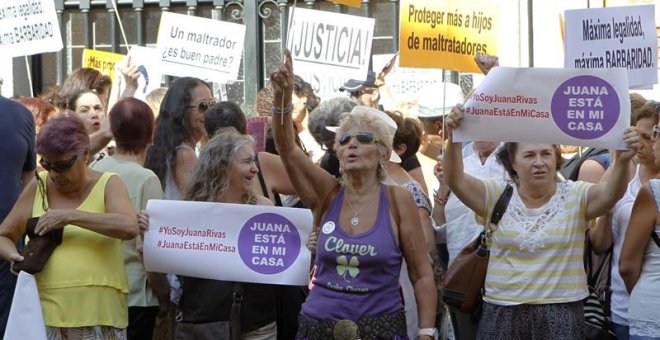 Plataformas en apoyo a Juana Rivas, en busca y captura por no entregar a sus hijos al padre, protestan esta mañana frente al Ministerio de Justicia en Madrid, y en otras ciudades del país, para asegurar la protección de sus hijos. EFE/Darwin Carrión