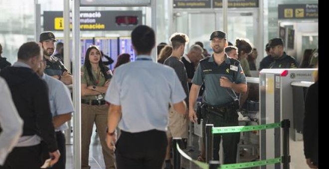 Agents de la Guàrdia Civil, als controls de seguretat de l'aeroport del Prat. EFE/Quique García