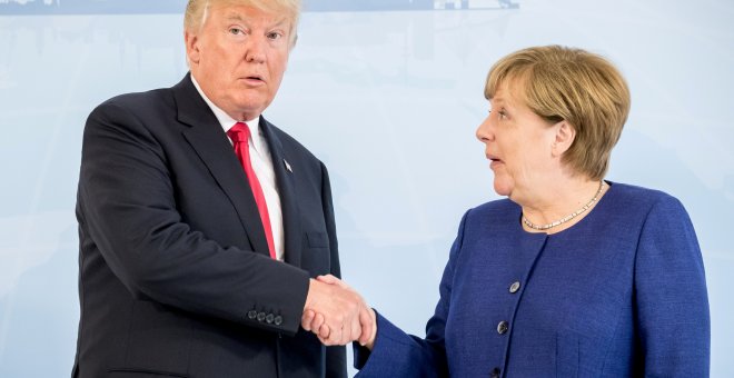 La canciller alemana Angela Merkel estrecha la mano del presidente de EEUU, Donald Trump, al inicio de la cumbre del   G-20 en Hamburgo. REUTERS/Michael Kappeler