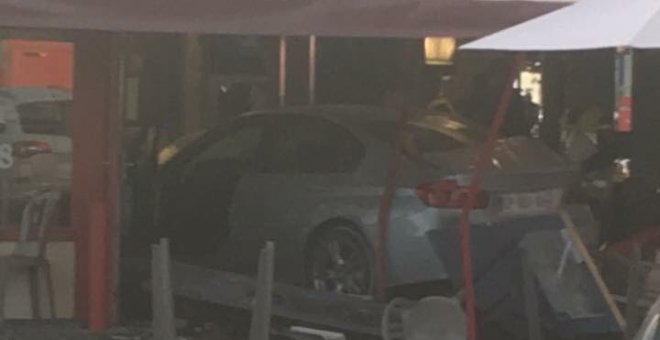 Imagen del coche empotrado en la pizzería de parís. TWITTER