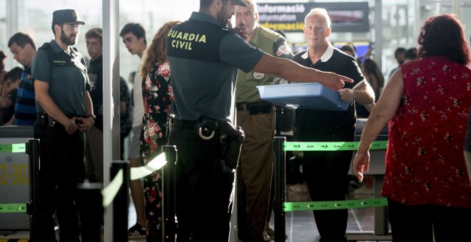 Agentes de la Guardia Civil custodian los accesos a las puertas de embarque en el aeropuerto de Barcelona este pasado lunes. EFE/ Quique García