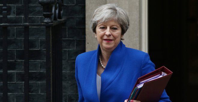 La primera ministra británica, Theresa May, saliendo de su residencia oficial en el número 10 de Downing Street, en Londres. REUTERS/Neil Hall