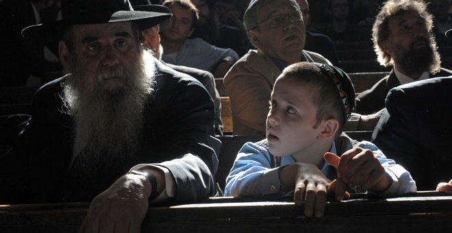 Miembros de la comunidad judía de Cracovia celebran la creación de una nueva torá, el libro sagrado judío, en abril del 2009. AFP PHOTO / JANEK SKARZYNSKI JANEK SKARZYNSKI / AFP