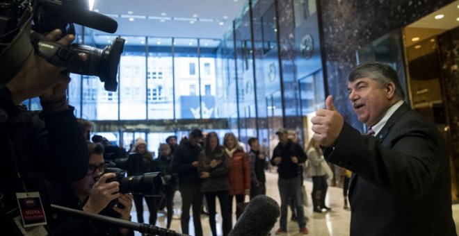 El líder del la federación sindical AFL-CIO, Richard Trumka, hace un gesto a los periodistas rtas reunirse el pasado enero con el todavía presidente electo Donald Trump, en su residencia de la Trump Tower de Nueva York. AFP/ Drew Angerer